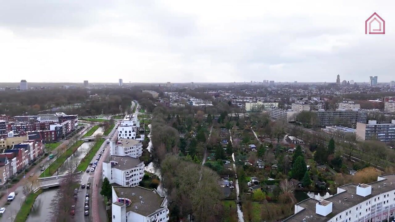 Bekijk video van Aartsbisschop Romerostraat 185