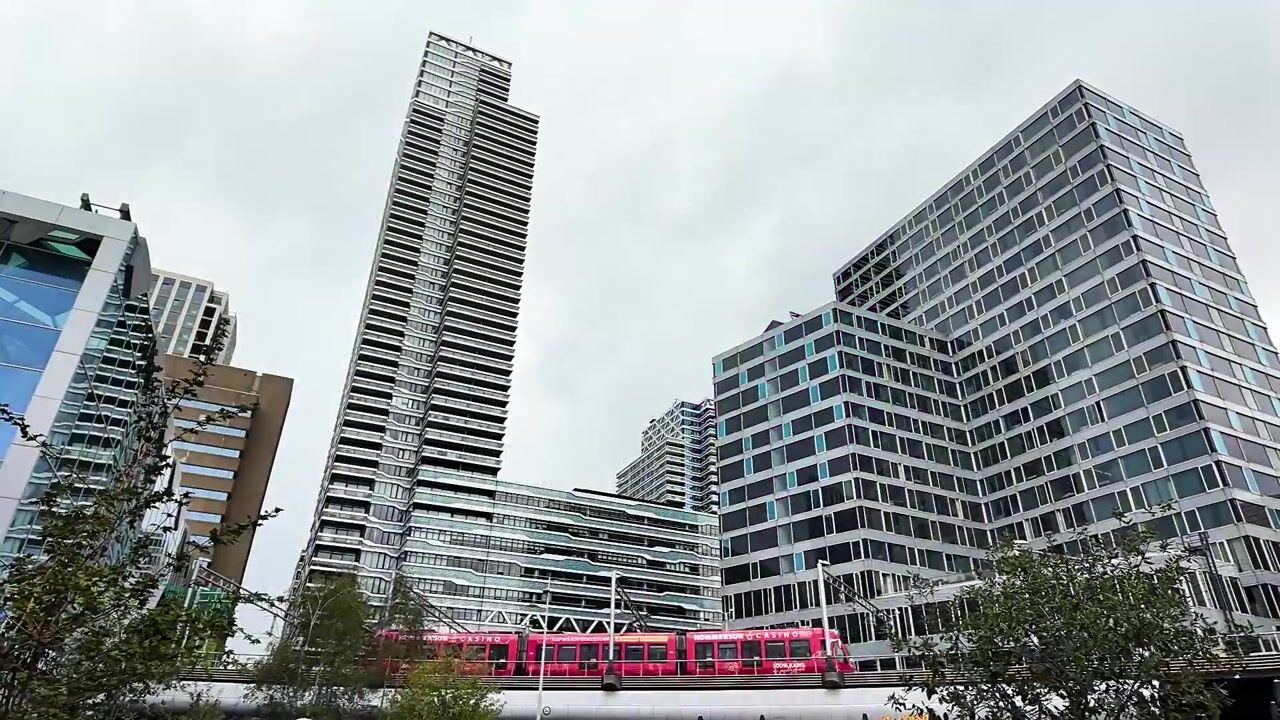 Video van Anna van Buerenplein 157